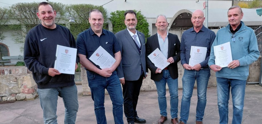 Der neue Magistrat der Stadt Lorch mit Ernennungsurkunden.